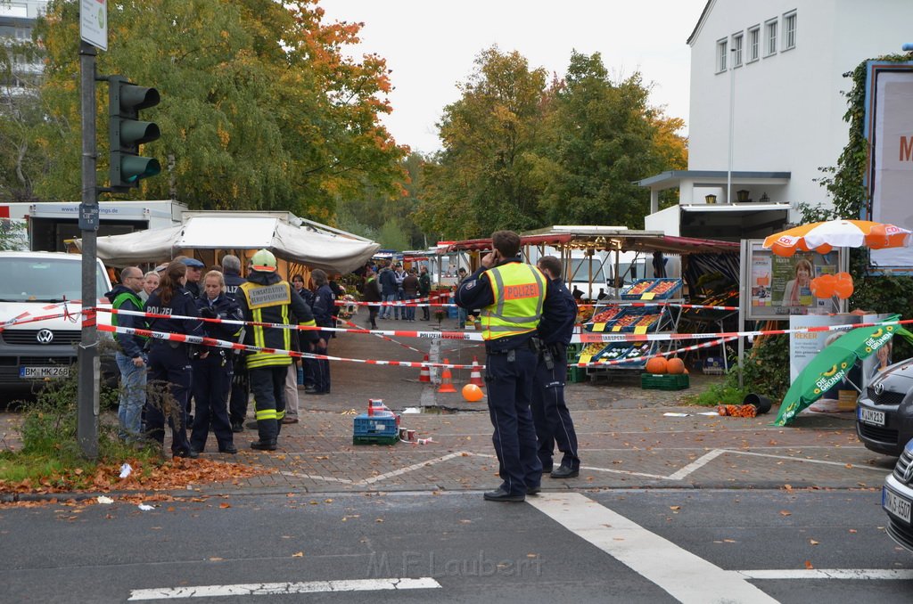 Attentat auf Fr Reker Koeln Braunsfeld Aachenerstr Wochenmarkt P11.JPG - Miklos Laubert